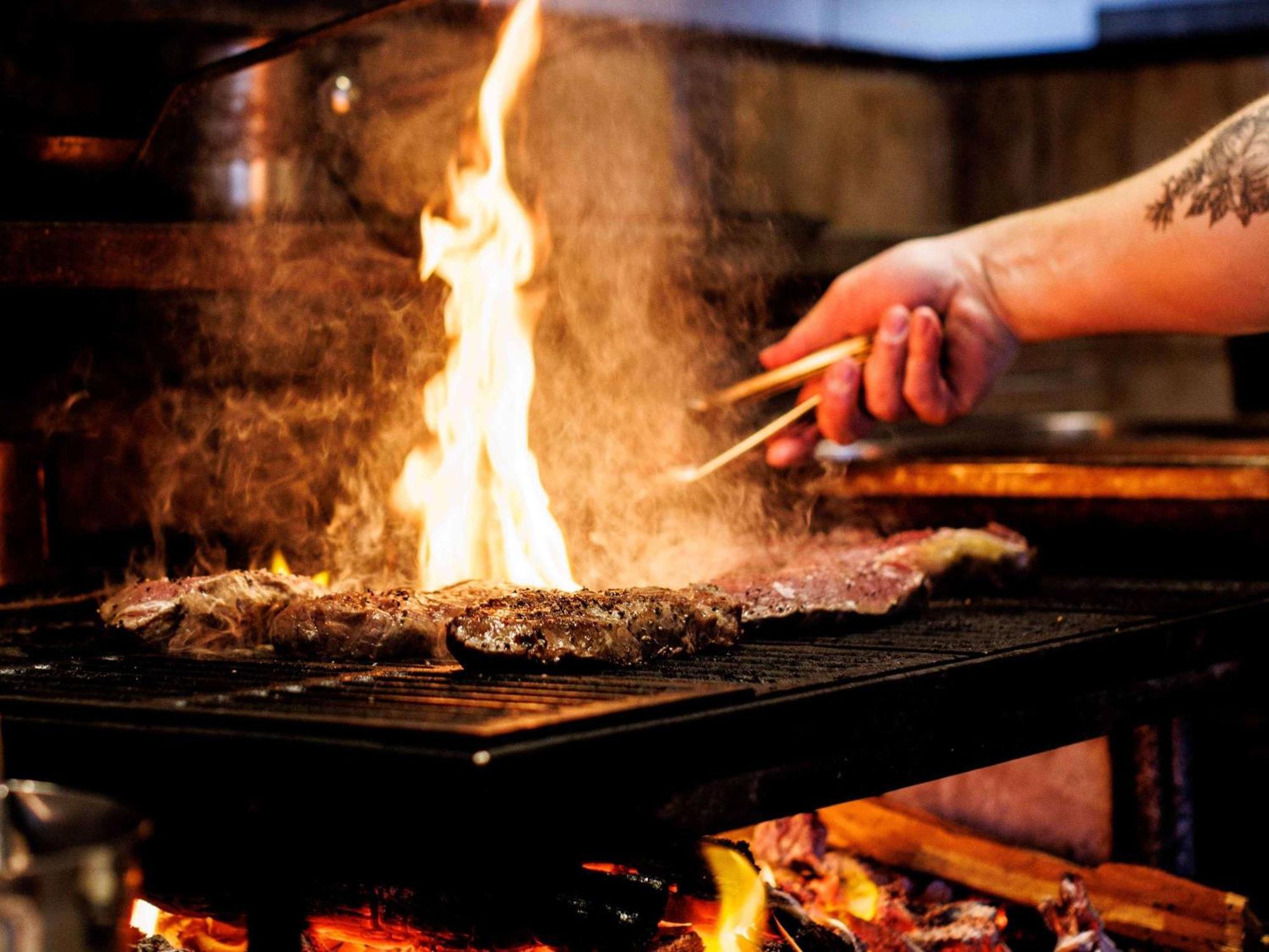 Hotel Chadstone Melbourne Mgallery Collection المظهر الخارجي الصورة Cooking with a flaming broiler